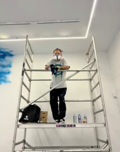 Tomaz Viana Instagram - Depois do sucesso da mostra “Todas as Cores” no MAC Niterói, o artista Toz Viana e a curadora Cammila Ferreira abrem nova exposição nesta sexta, desta vez em Madrid, na Casa de América, prestigiada instituição espanhola de arte latino-americana. Em “Céu na Terra”, Toz cria um jogo de espelhamento com sua pintura e convida o público para caminhar sobre o céu. A exposição foi contemplada por edital de premiação da Secretaria de Cultura do Estado do Rio de Janeiro e integra a programação do Festival ¡Hola Rio!, uma parceria entre entidades do Rio e de Madrid. “Céu na Terra” de Toz Viana Curadoria de Cammila Ferreira 8 de setembro a 7 de outubro de 2023 Casa de América Sala Guayasamin Calle Marques del duero 2, Madri, Espanha Tel: +34 91 595 48 00 https://www.casamerica.es/index.php/ @holariofestival é uma realização da Casa de América (@casamerica), o Serviço Social do Comércio do Rio de Janeiro (SESC RJ) (@sescrio) e Governo do Estado do Rio de Janeiro (@govrj), através da Secretaria de Cultura e Economia Criativa (SECEC) (@sececrj), correalização da Prefeitura de Madri e Programa 21distritos, apoio institucional da Embaixada do Brasil em Madri e produção executiva da Cinco Elementos Produções (@cincoelementosproducoes). Madrid, Espanha