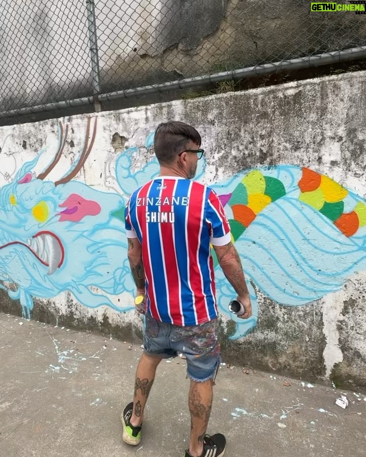 Tomaz Viana Instagram - Sou muito grato por fazer parte dessa cultura tão linda que é a do graffiti, um dia pintando para o shoppingleblon e no outro colorido a comunidade que eu amo “morro da coroa “, obrigado a todos os amigos moradores que fazem esse morro ser especial, e aos meus irmãos de tinta ❤️🚀