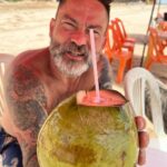 Tomaz Viana Instagram - Aquele clima de verão, um pouco de férias e um pouco de trabalho 💙🫶🏻 Vilas Do Atlantico - Bahia