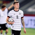Toni Kroos Instagram – Leute, kurz und schmerzlos: Ich werde ab März wieder für Deutschland spielen. Warum? Weil ich vom Bundestrainer gefragt wurde, Bock drauf habe und sicher bin, dass mit der Mannschaft bei der EM viel mehr möglich ist, als die meisten gerade glauben!