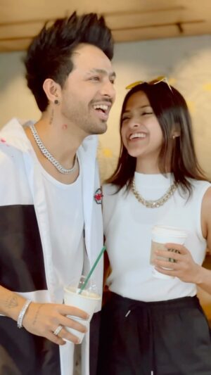 Tony Kakkar Instagram - 🐍💎❤️
.
.
.
#yohani #tonykakkar #chunarimeindaag