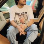 Tony Kakkar Instagram - मिली मुफ्त में जिंदगी तू मगर, पैसा कमाना पड़ता है 💰🖤 #ZindagiTuAana #tonykakkar