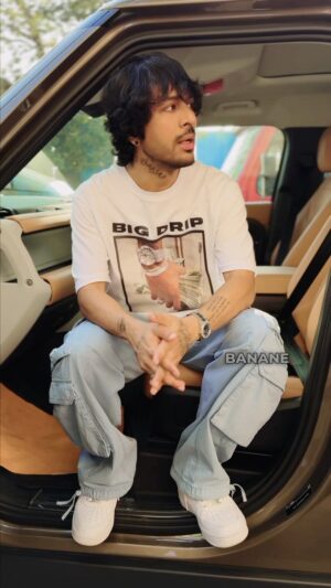 Tony Kakkar Instagram - मिली मुफ्त में जिंदगी तू मगर, पैसा कमाना पड़ता है 💰🖤 #ZindagiTuAana #tonykakkar