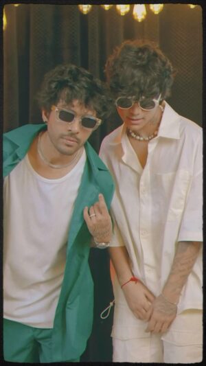 Tony Kakkar Instagram - Ek vaari hass de tu mere liye ♥️

#tonyjr #tonykakkar #people