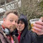 Torbjørn Røe Isaksen Instagram - En helt vanlig, grå onsdag utenfor statskanalen i hovedstaden. Bare to rockere som slår av en preik. (Petter Baarli er definisjonen på å holde det ekte! 40 år med rock, fortsatt @backstreetgirls Møtte ham på en julefrokost i Porsgrunn for noen år siden (helt sant). Prøvde å verve ham til Unge Høyre (mer usikker info)).