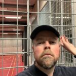 Torbjørn Røe Isaksen Instagram - De som kjenner meg, ikke bare den såkalte «offentlige personen», vet at jeg har vært gjennom mye tøff shit på Stridsklev i Porsgrunn (epleslang, tilsnakk fra lærer, jentelus…masse greier). De erfaringene gjorde meg til den jeg er, og de har vært uvurderlige når jeg i kveld har vært VOKSENVAKT, helt ALENE, i idrettshallen. Jeg holdt det real like urban-affluent-neighbourhood-sports-hall-steel.
