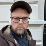 Torbjørn Røe Isaksen Instagram - Den vokser, denne joggedress-saken. Det som er, vel, poenget liksom, er at den er sinnsykt god å ha på. Mye bedre enn ullblazer og slips som jeg pleier å gå i (og bukse! jeg går ikke uten bukse). I dag har jeg vært ute i joggedressen. Jeg prøvde å late som om jeg skulle jogge, men jeg tror den tunge duffelcoaten kan ha avslørt meg. Folk er så sykt mistroiske. OPPDATERING: Jeg ser på bildet at jeg også har rusk og smuler på brystet. Det er særdeles illustrerende for hvilken komfort dette plagget har.