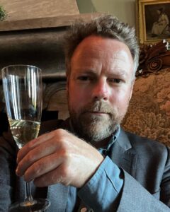 Torbjørn Røe Isaksen Instagram - Da jeg var politiker, tok jeg alltid bilde av brødskiver — og når jeg gjorde manuelt arbeid. Nå kan jeg endelig vise hvordan en helt vanlig mandag ser ut. Hvor er barna? spør du kanskje. En vasker badet, en pugger salmer og en skraper fars pipe. En god mandag.