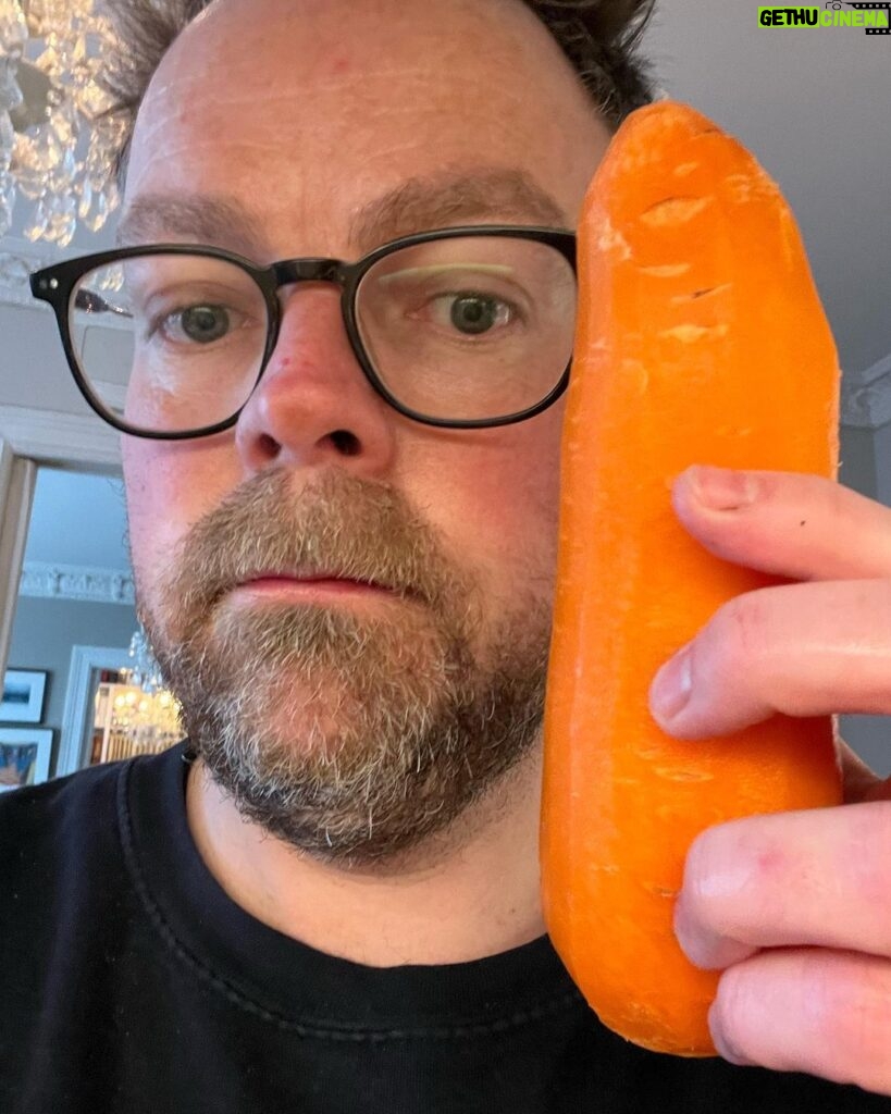 Torbjørn Røe Isaksen Instagram - God helg! (Føler denne gulroten er en sak for @vgnett Bare ring!)