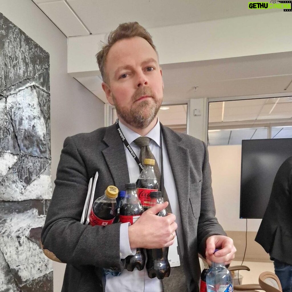 Torbjørn Røe Isaksen Instagram - En gang i tiden var jeg en mektig mann. Nå er jeg brusgutt for E24s ledergruppe. @e24nyheter