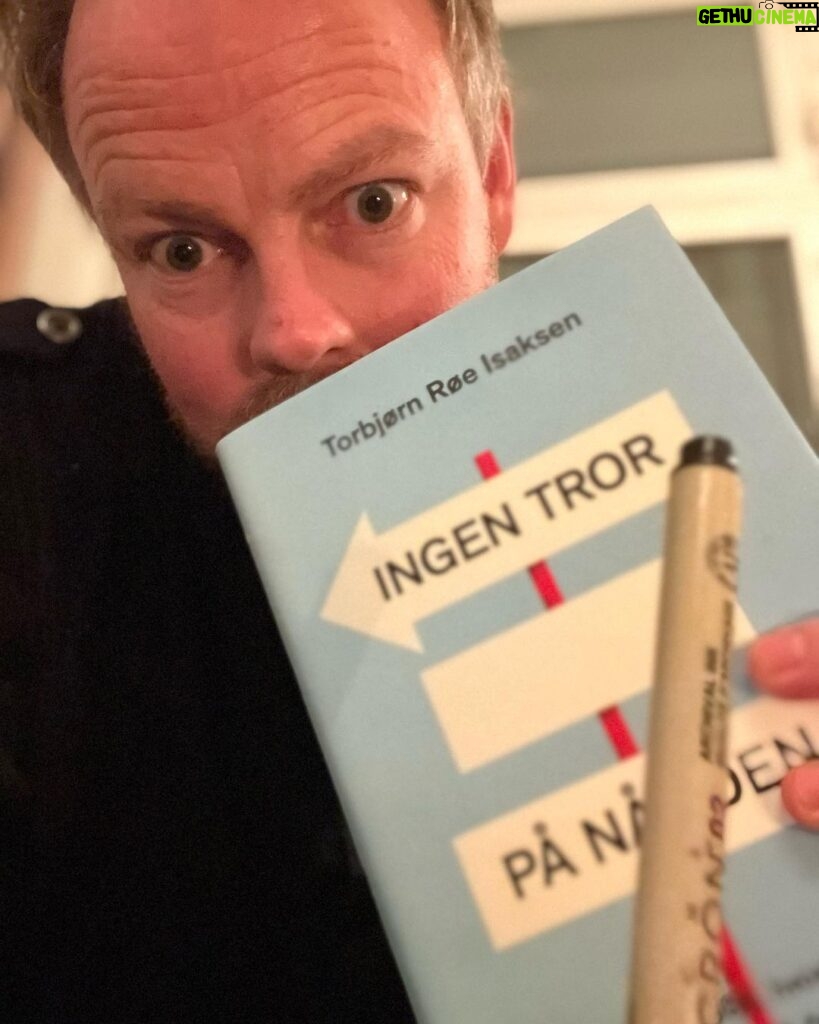 Torbjørn Røe Isaksen Instagram - —> Julegave til en venn/slektning/bitter fiende? Frem til 4. desember kan du bestille et eks av den kritikerroste boken (den er det!) Ingen tror på nåtiden— med en personlig hilsen (se eksempel i bilde). Litt billigere er boken også — og den kommer frem til jul! LENKE I BIO. (ANNONSE, selv om ingen har betalt meg for å legge ut dette)