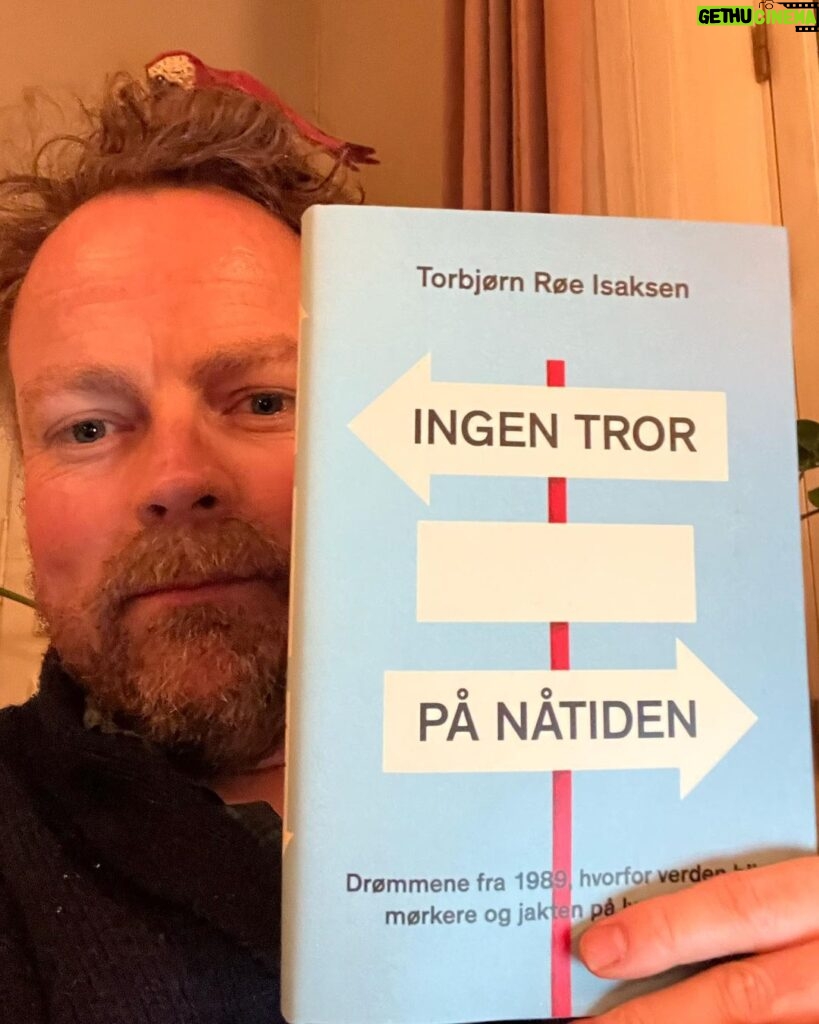 Torbjørn Røe Isaksen Instagram - —> Julegave til en venn/slektning/bitter fiende? Frem til 4. desember kan du bestille et eks av den kritikerroste boken (den er det!) Ingen tror på nåtiden— med en personlig hilsen (se eksempel i bilde). Litt billigere er boken også — og den kommer frem til jul! LENKE I BIO. (ANNONSE, selv om ingen har betalt meg for å legge ut dette)