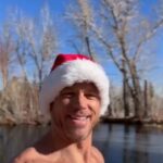Trevor Donovan Instagram - Merry Christmas! 🤘 🧊 #coldplunge