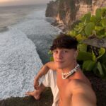 Tristan Defeuillet-Vang Instagram – En attendant la vidéo de ce soir… 🌅

#SunsetLover Island of Gods – Bali