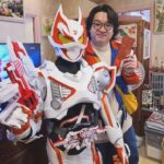 Tsui Ho-Cheong Instagram - 恭喜發財～ 每次見親呢班表弟 都有機會欣賞佢地嘅戰利品 今日有機會睇到佢變身 仲可以派利是比幪面超人 我好開心～ 佢地都好開心～ 最緊要大家都開心～～～ 。 大家有咩活動 同親戚拜晒年 好似係時候聚賭了 。 #幪面超人 #555 #Geats #銀河海潤演藝有限公司