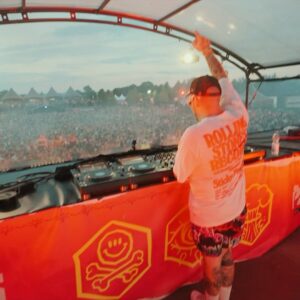 Tuneboy Instagram - SET ME FREE WITH @TECHNOBOYDJ & @DJTUNEBOY AKA TNT 🧨 0UT THIS THURSDAY 😏 IF THIS POST GETS 1000 COMMENTS TUNEBOY WILL KISS ME AGAIN 😍💋