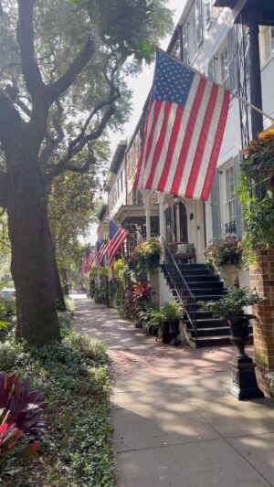 Ty Pennington Instagram - This town tho 🤌🏼✨ #Savannah 

#southerncharm #bluesteel #georgia #savannahgeorgia #liveoak #liveoaks #thisoldhouse #southernliving
