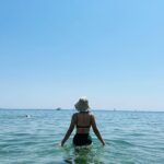 Uhm Ji-won Instagram - Mom and I in Crotone. 크로토네에서의 하루. #crotone #beach #girlstrip #familytrip #italy🇮🇹 Lungomare di Crotone