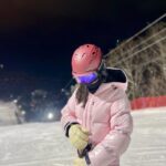 Uhm Ji-won Instagram – 날이 많이 추워졌어요.❄️
영하 15도 에도 거뜬한 @aztechmountain 루크 라인 입고
야간 스키 첫 도전⛷️
용평은 추운 날이 많아서 다운 라인이
꼭 필요 한 거 같아요.
#아즈텍 은 작년 스위스에서 카키 라인 샀었는데 올해는 @radstore552 에서~⛷️