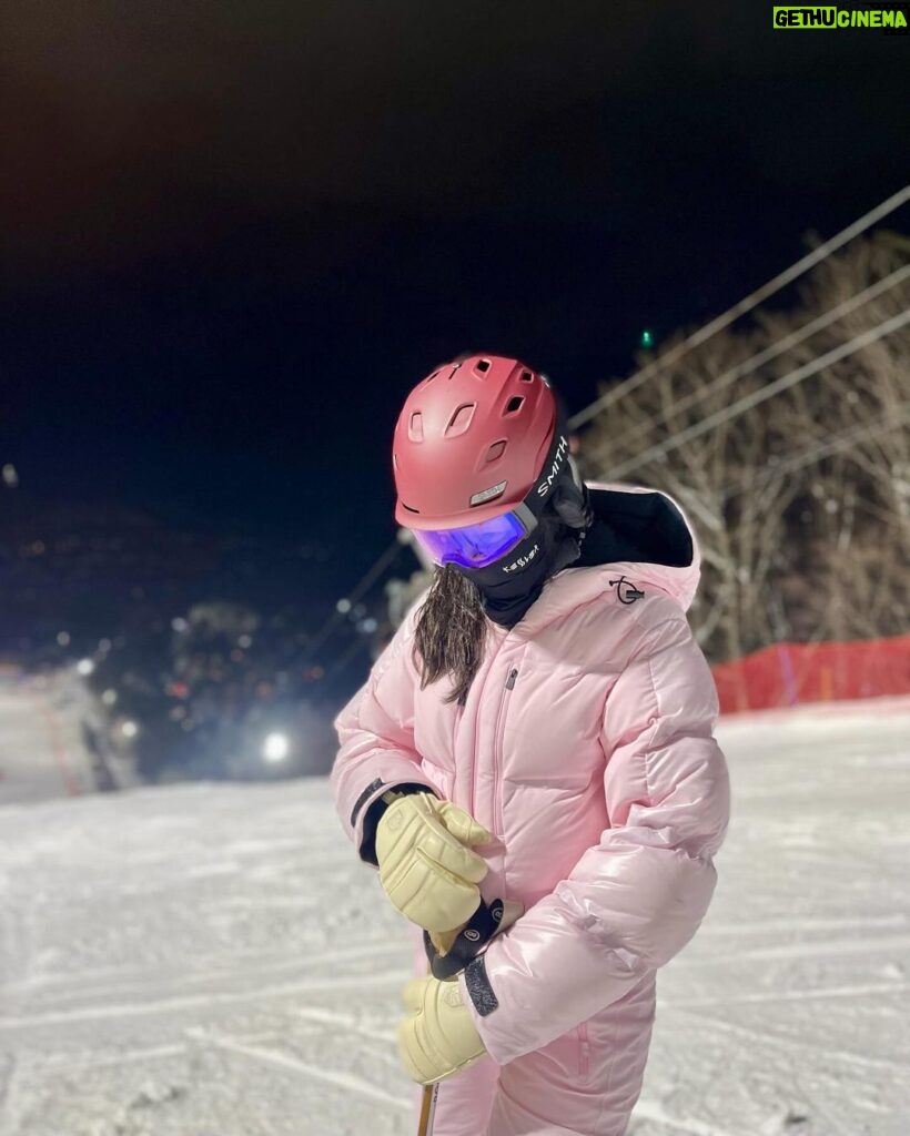 Uhm Ji-won Instagram - 날이 많이 추워졌어요.❄️ 영하 15도 에도 거뜬한 @aztechmountain 루크 라인 입고 야간 스키 첫 도전⛷️ 용평은 추운 날이 많아서 다운 라인이 꼭 필요 한 거 같아요. #아즈텍 은 작년 스위스에서 카키 라인 샀었는데 올해는 @radstore552 에서~⛷️