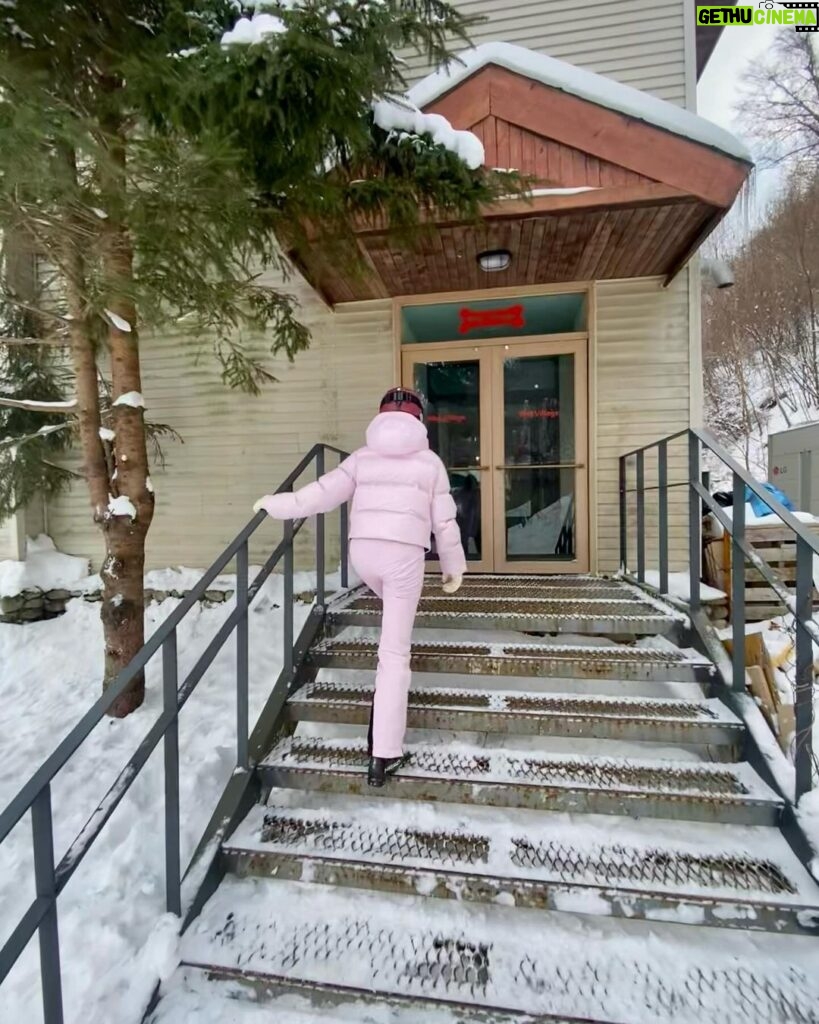 Uhm Ji-won Instagram - 날이 많이 추워졌어요.❄️ 영하 15도 에도 거뜬한 @aztechmountain 루크 라인 입고 야간 스키 첫 도전⛷️ 용평은 추운 날이 많아서 다운 라인이 꼭 필요 한 거 같아요. #아즈텍 은 작년 스위스에서 카키 라인 샀었는데 올해는 @radstore552 에서~⛷️