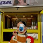 Uhm Ji-won Instagram – 부쩍 추워진 날씨에 
따뜻한 마음처럼 와준 
따뜻한 커피차 

고마워 나의 오랜 동네친구💓

25년에 만날수 있는 #탄금#netflix 
#열심히촬영하고있어요