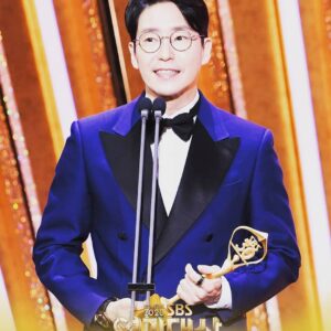 Uhm Ki-joon Instagram - 많이 부족합니다...
이런 저에게 너무나 과분한 상을 주셔서
그저 감사할뿐입니다...
앞으로 더 좋은 배우가 되기위해 항상 노력하고 또 노력하는 배우가 되도록 최선을 다하겠습니다...
항상 건강챙기세요^^*