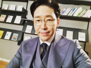 Uhm Ki-joon Instagram - 간만에 촬영을 했네요~ 아직은 말씀드릴수 없지만~ 4월이되면 아실수있을거예요~~ㅎ 모두들 코로나 조심하시구요~ 항상 건강하세용~~^^*ㅎ