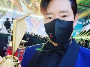 Uhm Ki-joon Instagram - 2021 아시아모델어워즈 아시아스타상~
정말 감사합니다~
앞으로 더 믿을수있는 배우가 되도록 
항상 끊임없이 노력하고 공부하겠습니다~
열심히 살겠습니다^^*