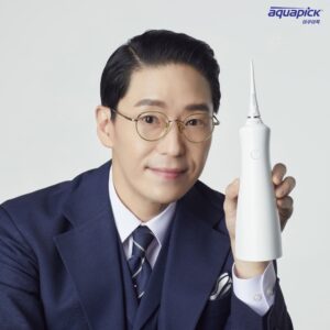 Uhm Ki-joon Instagram - 저 엄기준이 추천하는 아쿠아픽 구강세정기~
입 속 찌꺼기까지 빈틈없이 완벽하게 제거되더라구요~ㅎ
지인선물로도 추천합니다^^*

#아쿠아픽 #아쿠아픽구강세정기 #1일1픽