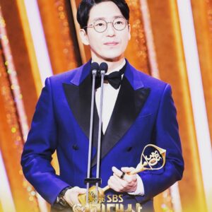Uhm Ki-joon Instagram - 많이 부족합니다...
이런 저에게 너무나 과분한 상을 주셔서
그저 감사할뿐입니다...
앞으로 더 좋은 배우가 되기위해 항상 노력하고 또 노력하는 배우가 되도록 최선을 다하겠습니다...
항상 건강챙기세요^^*