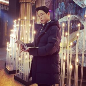 Uhm Ki-joon Instagram - 펜트하우스 셋트장~
분수대앞에서 찰칵!!!
재밌게 봐주세용^^*
저 그렇게 나쁜사람 아녜요~~ㅎ