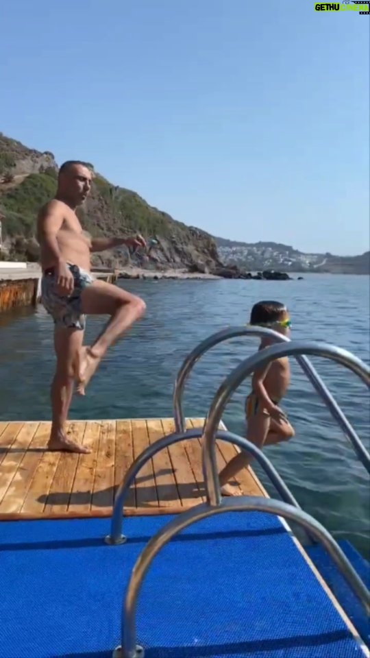 Umut Oğuz Instagram - Ona destek ol dediklerinde ben 👊🏼😎 @ezberbozanbebekler #ezberbozanbebekler #ezberbozanebeveynler #funnyvideos #kahkahalı