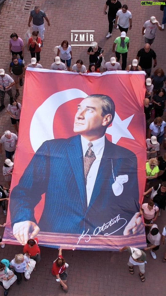Umut Oğuz Instagram - Canlar verilmiş uğruna, her santimine şehitler ekilmiş bu vatan borcu nasıl ödenir ? Evlatlarımızı bu bilinçle yetiştirmek zorundayız ki; savaşarak alamadıkları bu topraklara kimse çökemesin ! Başta Mustafa Kemal Atatürk olmak üzere tüm şehitlerimizi rahmetle anıyor, 30 Ağustos Zafer Bayramımızı kutluyorum. 🇹🇷🇹🇷🇹🇷🙏🏼🙏🏼🙏🏼 #30ağustoszaferbayramı #mustafakemalatatürk @okanoguzz