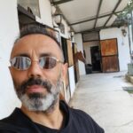Umut Oğuz Instagram - Enerji büyüdür. Ne verirsen o döner 🥰 Dora ile at karşılıklı dans ederken ben de ortak olunca kuş benim neyim eksik dedi😅 @ezberbozanbebekler @doraoguz @turuncubigezegen @akademibinicilik #ezberbozanbebekler #ezberbozanebeveynler