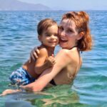 Umut Oğuz Instagram - Sen, Sadece varlığınla bile emekçi, Her direnişin cesur neferi, Yaratımın vefakar dişisi, Eril düzenin şefkatli annesi Sen, Hayatın her günü Bir yükün adı, Sen; Ana, Bacı, Kardeş Sen; Sevgili, Destekçi, Yarensin. Sen; Affeden koskoca bir yüreksin 💜 Dünya senin yüreğin gibi olsun 🙏🏼 Her günün kutlu olsun. Tüm kadınların #8martdünyakadınlargünü Kutlu olsun 🧿