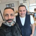 Umut Oğuz Instagram - Ne güzelsin Ege 🧿 Muhabbetin ayrı Kalbin ayrı güzel 💜 Hiç değişmedi bu ruh hali, Sana gelirken taşikardi, Giderken hüzünlü bir yeşilçam filmi gibisin. Şimdilik hoşça kal, Ektik tohumları sevgiyle Tez vakit tekrar görüşüp Sahnede kavuşmak dileğiyle🙏🏼