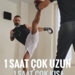 Umut Oğuz Instagram - 1 saatlik antrenmanın son dakikalarından bir kesit bu. Hocam @yavuz__gundogdu beni pert etmiş yine ama devam! İnsanoğlu doğaya kıyasla çok zayıf ama bir o kadar da güçlü. 1 saate bile dayanamıyoruz. Oysa 1 saat; sosyal medyada reels kaydırırken, zevzeklik ederken, boş diziler, filmler izlerken, dedikodu yaparken çok KISA, spor, kitap, eğitim ve gelişim için çok UZUN bir süre. Zamanı iyi kullan, kendine değer ver ve harekete geç 😎👍🏼 #sport #kickboxing #umutoğuz