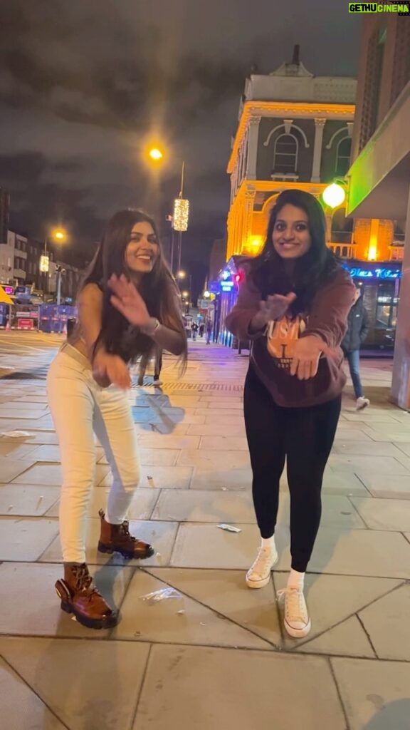 Upasana Rai Instagram - ❄ 7🌡Dancing through the memories.. Impromptu dance reel session on the London streets . #dance #dancereels #london #londonfashion #londonstreets #friendship #memories #upasana #upasanarc #funtimes #reelsinstagram