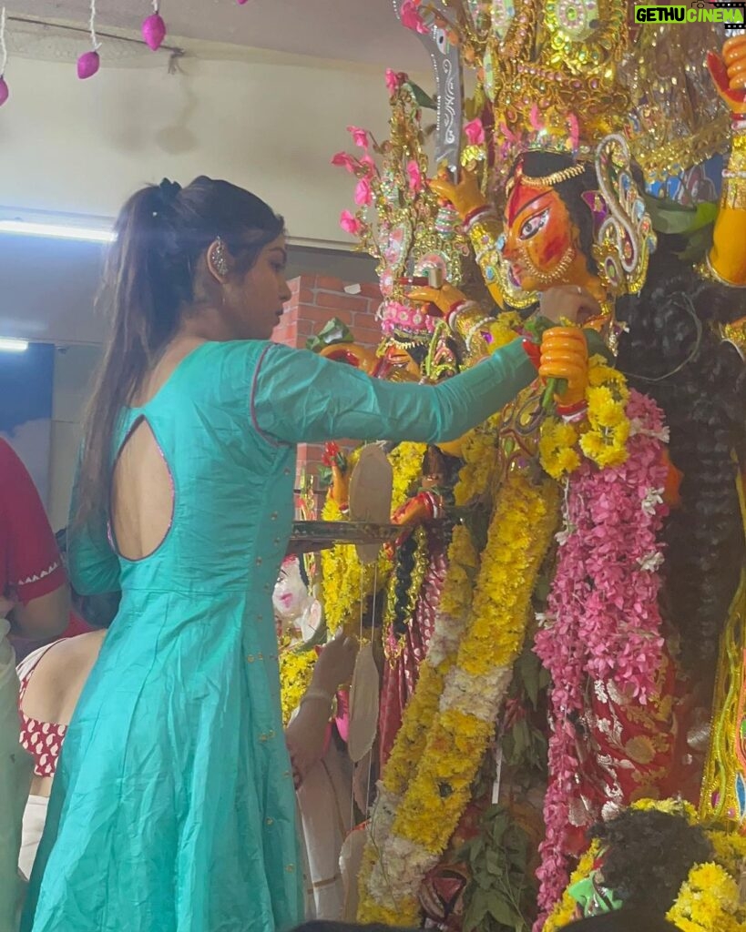 Upasana Rai Instagram - Vijaya dashmi.. Durga Maa boron..sindoor kela.. dhak& nasch..ASCHE BACHOR ABAR HOBE . #dashami #durgapuja #subhobijoya #sindoorkhela #aschebochorabarhobe #upasanarc #upasana #indian #indianfestival #festival