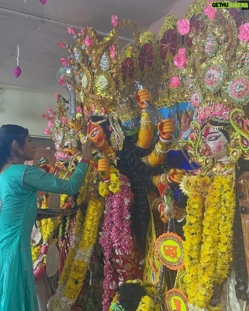 Upasana Rai Instagram - Vijaya dashmi.. Durga Maa boron..sindoor kela.. dhak& nasch..ASCHE BACHOR ABAR HOBE . #dashami #durgapuja #subhobijoya #sindoorkhela #aschebochorabarhobe #upasanarc #upasana #indian #indianfestival #festival