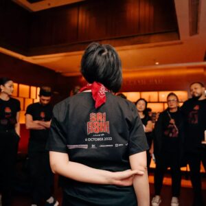 Upi Avianto Instagram - Banyak yang penasaran siapakah lawan Sri Asih nanti? Yang pasti bukan lawan timnas sepak bola atau bulu tangkis 👌.

#SriAsih #BumilangitCinematicUniverse #JagatSinemaBumilangit #rakyatbumilangit