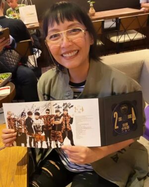 Upi Avianto Instagram - BTS debut album "2 Cool 4 Skool" 2013. Title albumnya gue banget kan? 😅👌. Dulu gue gak suka sekolah. Bukan karena gue benci sekolah tapi gue benci dengan sistem pendidikannya. 

Kenapa gue jatuh cinta sama group ini? Most boygroup or Artist apalagi ketika mereka debut, lagu-lagunya selalu berputar tentang jatuh cinta dan patah hati. Tapi group ini  berani debut dengan lirik-lirik yang penuh pemberontakan terhadap sistem pendidikan, terhadap society, terhadap pola pikir orangtua, generation gap, mimpi, politics, etc. Mereka menunjukkan jika kehidupan remaja itu gak cuma seputar jatuh cinta dan patah hati. They are the voice of young generation.

Ngehek. Itu pertama kali yang ada kepala gue ketika membaca terjemahan lirik-lirik lagu Korea mereka. Dan gue suka yang ngehek-ngehek seperti itu! 😁🔥