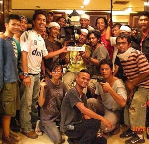 Upi Avianto Instagram - Fotonya blur. Se-blur hidup kita hari itu.

#Throwback #SerigalaTerakhir