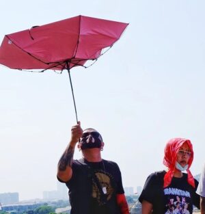 Upi Avianto Instagram - Saking minimnya foto shooting yang gue miliki, gue repost foto ini aja. Karena foto ini yang paling real mewakili keadaan gue di belakang layar tiap bikin film 😅. Sutradara foto sama kamera itu mainstream banget. Foto sama payung ambrol baru kelas! Sutradaranya gembel payungnya ambrol, mantab! 😎👌😁.

Selamat hari film nasional to all my fellow filmmakers, producers, artists, dan penonton setia film Indonesia!