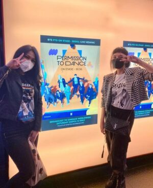 Upi Avianto Instagram - Janjian ketemu susah banget @bbybluepj , tapi BTS selalu mempertemukan kita 😋. Suara abis tereak-tereak plus joget 2,5 jam sampek kemeringet dan aus! 😂💜. 

PTD live viewing @cgv.id