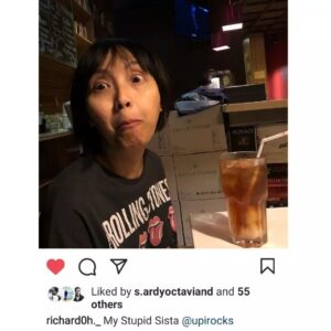 Upi Avianto Instagram - Kokoh sayang.... 🥺.

Semalam dari rumah duka aku mengenang lagi semua kebersamaan kita. Aku ambil beberapa foto dari IG Kokoh berikut captionnya buat aku kenang. Membaca caption Kokoh itu seperti bernada dengan suara Kokoh yang loud dan kocak. Kokoh adalah sahabat yang selalu siap mendengar segala keluh kesah kita, supporter terbaik untuk apapun yang kita kerjakan, dan teman diskusi yang asik tapi kadang juga ngeselin. Reading Room Cafe akan selalu jadi memori terindah kebersamaan kita. Tempat itu pernah jadi rumah keduaku.

Aku tau Kokoh pasti akan ngomel kalo tau aku terus menangis sepulangnya dari rumah duka hingga saat ini.. karena aku tau Kokoh pasti gak suka orang sedih karena Kokoh. "NGAPAIN LAH KAU MENANGIS TERUS?" pasti begitu kira-kira yang Kokoh akan bilang.

Kokoh sayang.. semoga di atas sana Kokoh masih dibolehin main drone dan aku akan melambai-lambaikan tanganku dari bawah sini. Dan kalo Kokoh ketemu Papaku di sana, please jangan diajak debat 😑.

Rest in love Kokohku sayang. Aku sangat sangat sangat kehilanganmu 😭❤. @richard0h._
