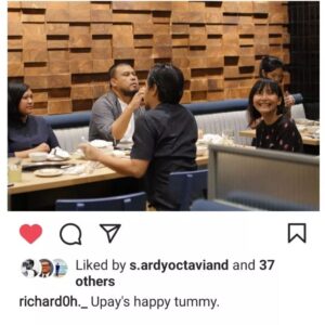 Upi Avianto Instagram - Kokoh sayang.... 🥺.

Semalam dari rumah duka aku mengenang lagi semua kebersamaan kita. Aku ambil beberapa foto dari IG Kokoh berikut captionnya buat aku kenang. Membaca caption Kokoh itu seperti bernada dengan suara Kokoh yang loud dan kocak. Kokoh adalah sahabat yang selalu siap mendengar segala keluh kesah kita, supporter terbaik untuk apapun yang kita kerjakan, dan teman diskusi yang asik tapi kadang juga ngeselin. Reading Room Cafe akan selalu jadi memori terindah kebersamaan kita. Tempat itu pernah jadi rumah keduaku.

Aku tau Kokoh pasti akan ngomel kalo tau aku terus menangis sepulangnya dari rumah duka hingga saat ini.. karena aku tau Kokoh pasti gak suka orang sedih karena Kokoh. "NGAPAIN LAH KAU MENANGIS TERUS?" pasti begitu kira-kira yang Kokoh akan bilang.

Kokoh sayang.. semoga di atas sana Kokoh masih dibolehin main drone dan aku akan melambai-lambaikan tanganku dari bawah sini. Dan kalo Kokoh ketemu Papaku di sana, please jangan diajak debat 😑.

Rest in love Kokohku sayang. Aku sangat sangat sangat kehilanganmu 😭❤. @richard0h._