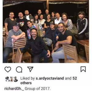 Upi Avianto Instagram - Kokoh sayang.... 🥺.

Semalam dari rumah duka aku mengenang lagi semua kebersamaan kita. Aku ambil beberapa foto dari IG Kokoh berikut captionnya buat aku kenang. Membaca caption Kokoh itu seperti bernada dengan suara Kokoh yang loud dan kocak. Kokoh adalah sahabat yang selalu siap mendengar segala keluh kesah kita, supporter terbaik untuk apapun yang kita kerjakan, dan teman diskusi yang asik tapi kadang juga ngeselin. Reading Room Cafe akan selalu jadi memori terindah kebersamaan kita. Tempat itu pernah jadi rumah keduaku.

Aku tau Kokoh pasti akan ngomel kalo tau aku terus menangis sepulangnya dari rumah duka hingga saat ini.. karena aku tau Kokoh pasti gak suka orang sedih karena Kokoh. "NGAPAIN LAH KAU MENANGIS TERUS?" pasti begitu kira-kira yang Kokoh akan bilang.

Kokoh sayang.. semoga di atas sana Kokoh masih dibolehin main drone dan aku akan melambai-lambaikan tanganku dari bawah sini. Dan kalo Kokoh ketemu Papaku di sana, please jangan diajak debat 😑.

Rest in love Kokohku sayang. Aku sangat sangat sangat kehilanganmu 😭❤. @richard0h._