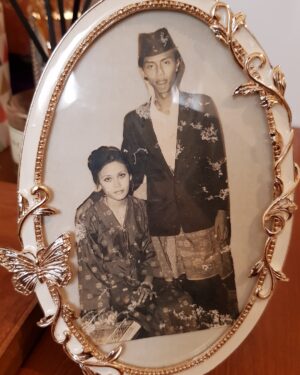Upi Avianto Instagram - My heart still hurts 💔. 

Aku gak bisa berhenti berpikir apakah aku udah cukup membahagiakanmu.., apakah aku udah cukup jadi anak yang baik.., anak yang berbakti..

Membahagiakanmu selalu menjadi prioritas nomor satu dalam hidupku.. senyummu dan bahagiamu adalah bahagiaku yang utama..

Saat ini semua rasanya hampa.. kehilanganmu membuat duniaku runtuh..

Dada ini terus terasa sesak.. dan terus saja dipenuhi pertanyaan apakah aku sudah cukup membuatmu bahagia.. apakah udah cukup menjadi anak yang baik dan berbakti padamu..😭

Entah bagaimana aku bisa menyembuhkan diriku.. tapi saat ini biarlah aku larut dalam perpisahan ini.. hingga aku benar-benar ikhlas nanti..

Satu-satunya hal yang meringankan sakit ini.. bahwa kini Papa sudah bersama-sama kembali dengan the love of your life; Mama.

I miss you so much, Pa.. Tidak ada lagi orang yang akan memuji masakanku meski sebenernya rasanya gak enak. 

Papa orang baik, aku cinta sekali padamu 💔. Till we meet again.